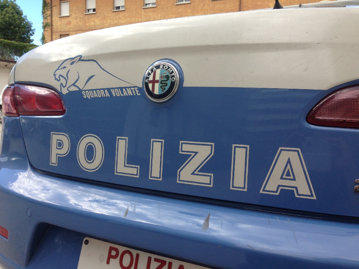 Va dal parrucchiere, ruba un portafogli e scappa senza pagare: arrestato in via Paglia