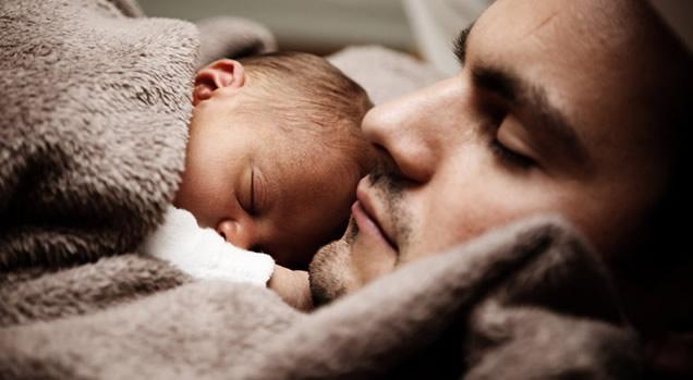 Sempre più padri in congedo per accudire i figli neonati