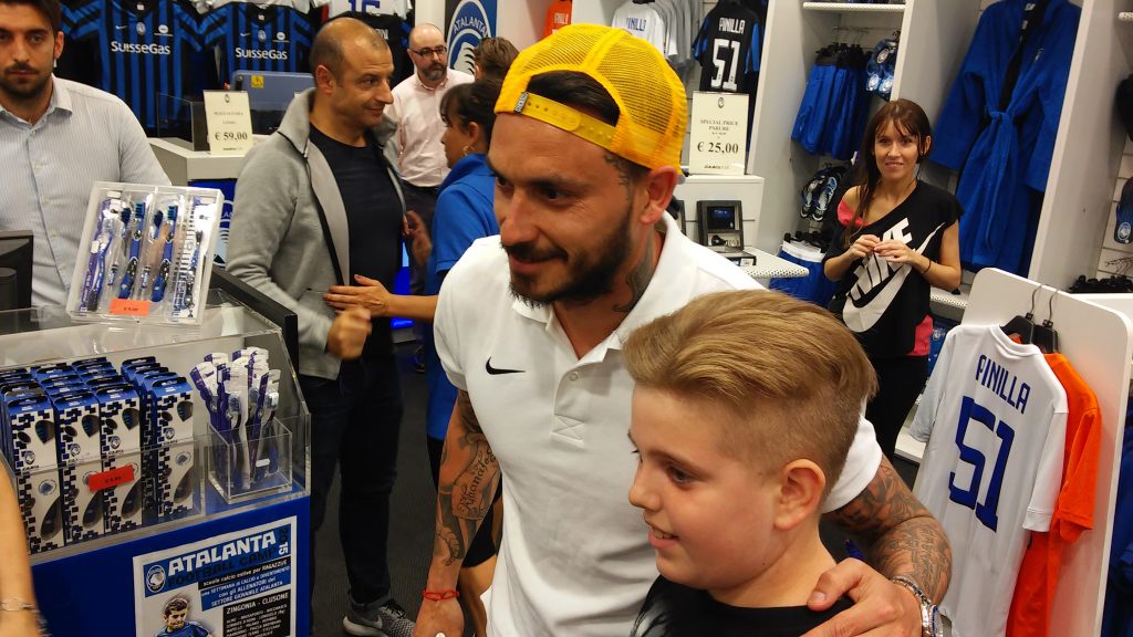 Delirio all’OrioCenter per Pinilla Tifosi in coda due ore prima