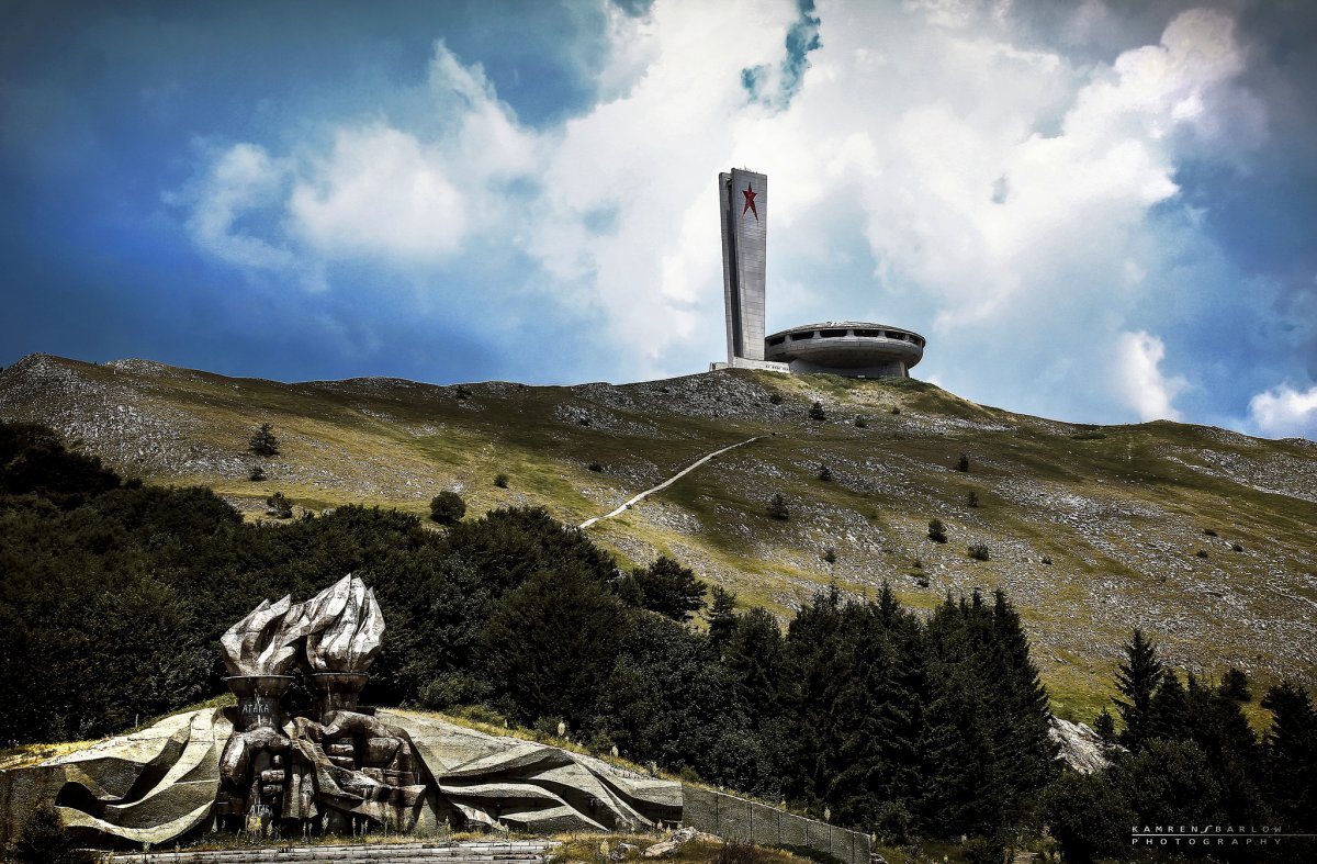 La triste cattedrale comunista abbandonata nel cuore dei Balcani