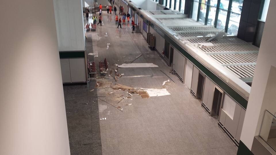 Crolla il soffitto a Malpensa e la vergogna corre su Twitter