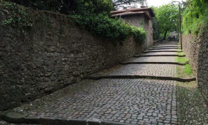 Ciclisti che «si buttano in discesa» lungo la scaletta della Noca a Bergamo: il video