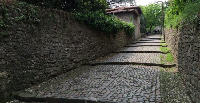 Ciclisti che «si buttano in discesa» lungo la scaletta della Noca a Bergamo: il video