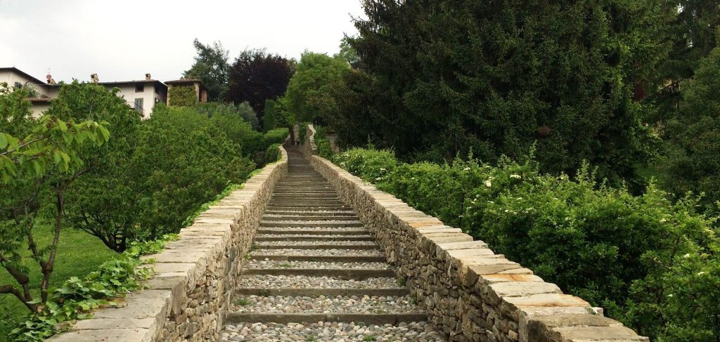 Visita alle scalette di Bergamo (una ad una, e con le foto)
