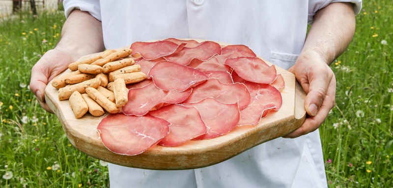 Il Panificio Corticelli in Val Taleggio Grissini e bresaola da leggenda