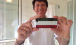 Gianni Morandi idolo di Facebook: un abbraccio non lo nega a nessuno