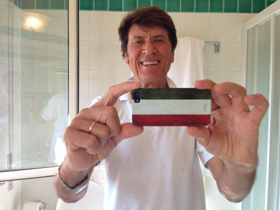 Gianni Morandi idolo di Facebook: un abbraccio non lo nega a nessuno
