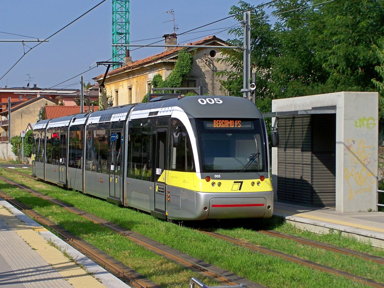Deraglia un tram della Teb in via San Fermo: nessun ferito