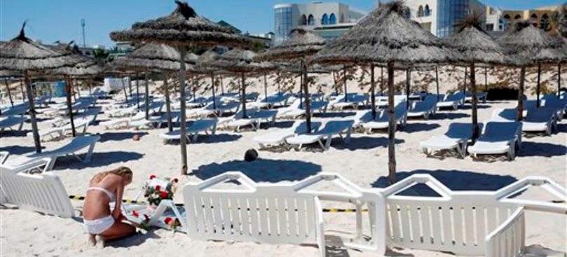 L’Isis rivendica la strage a Sousse Soldati nei resort, fuga di turisti