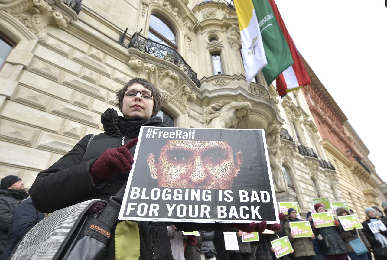 Le 1000 frustate al blogger Raif che svelano le paure saudite