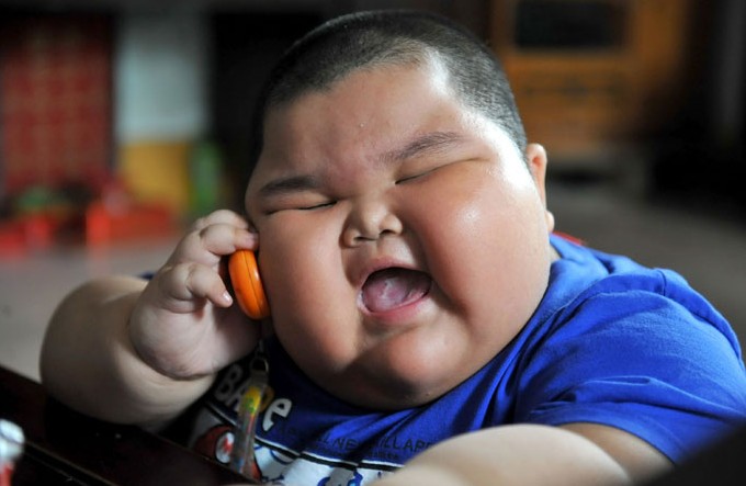 Figli cicciottelli? È colpa dei genitori e di come e quanto mangiano