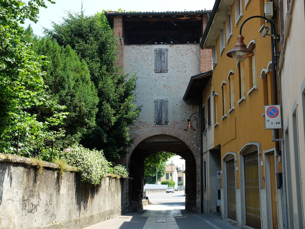 Cologno 00l Porta Gnano vs il borgo (est)