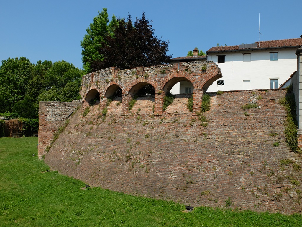 Cologno 08 Rocca -Mura e fossato interno