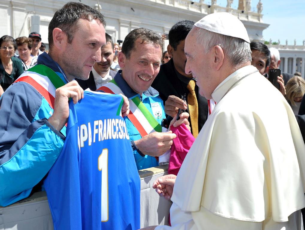 Consegna maglia Nazionale a Papa Francesco