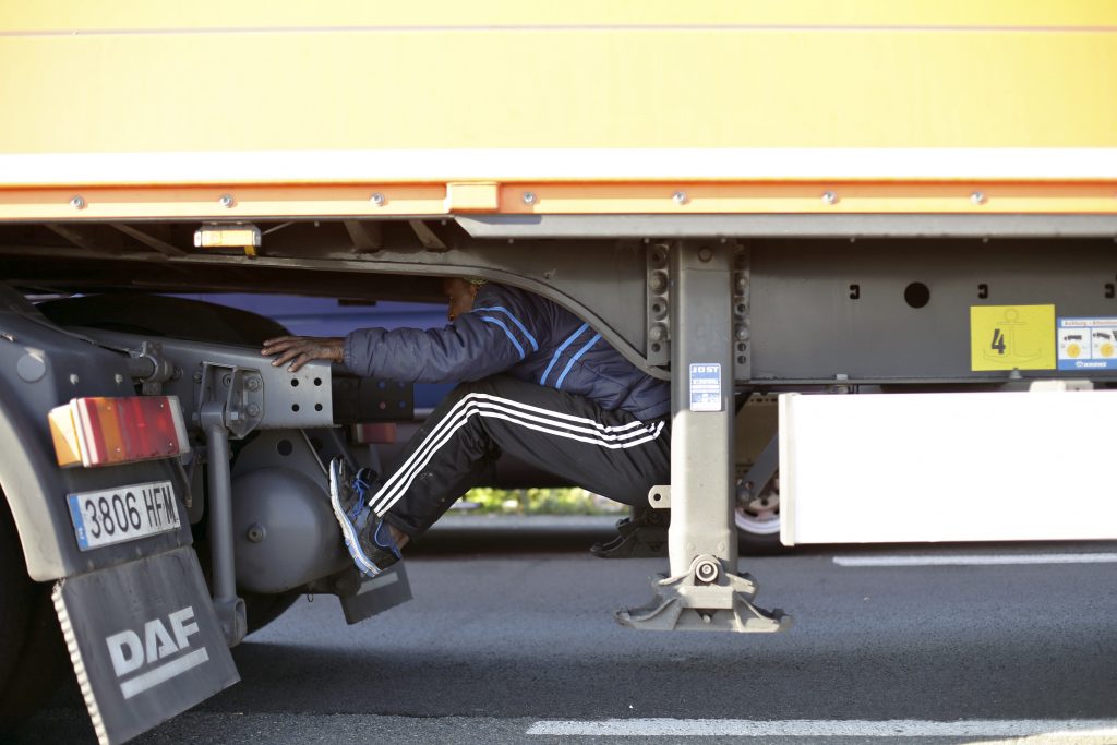 Il futuro sognato sotto un camion Le storie degli immigrati di Calais