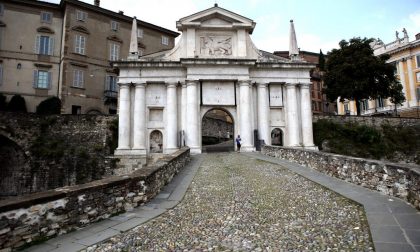 Porta San Giacomo, iniziata la demolizione della scaletta. Al suo posto una rampa