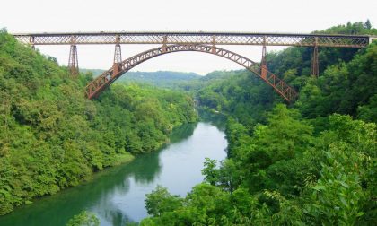 Minaccia di gettarsi nel vuoto dal ponte San Michele, due passanti lo salvano