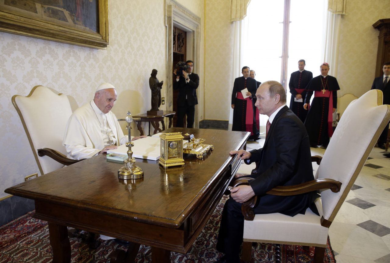 La mano tesa del Papa a Putin e l’interesse di Roma per l’Est