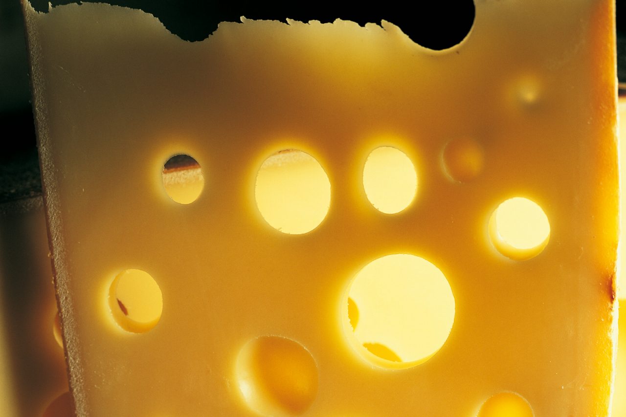 La strana storia dell’Emmental e della scomparsa dei suoi buchi