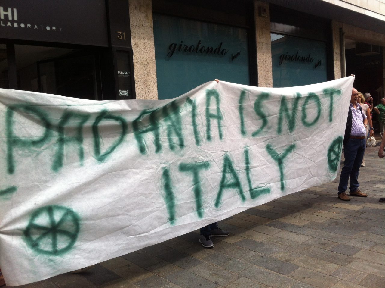 Il presidio leghista in prefettura (con Maroni che gira la frittata)