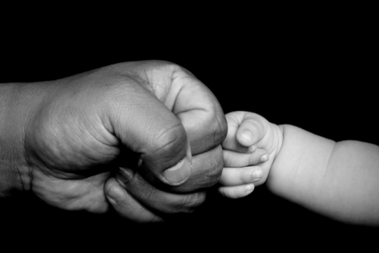Papà, non siate compagnoni: carezze sì, ma un po’ di polso!