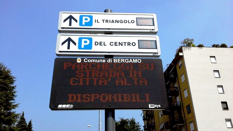 I parcheggi liberi a Bergamo in diretta live sui pannelli Atb