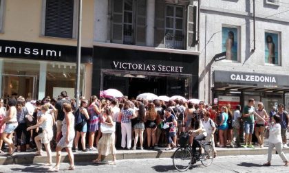 Tutti in coda per Victoria's Secret Il boom del primo negozio a Milano