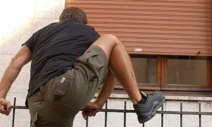 Ruba dagli spogliatoi del palazzetto di Cenate Sotto, ma rimane incastrato nella finestra