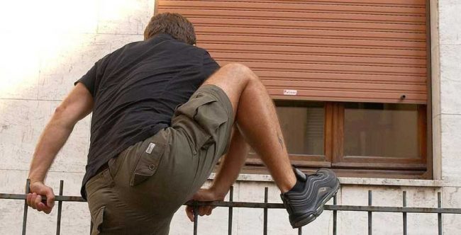 Ruba dagli spogliatoi del palazzetto di Cenate Sotto, ma rimane incastrato nella finestra