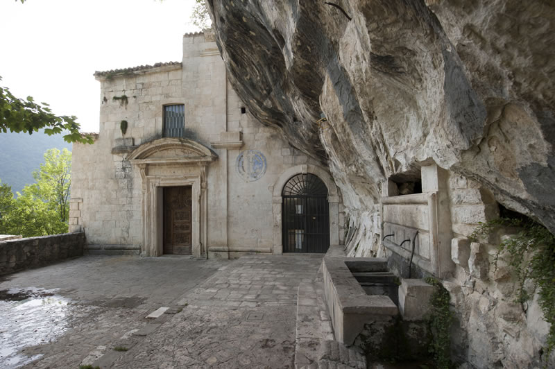 Eremo-di-S-Spirito-a-Majella-L-ingresso-dell-eremo-copia