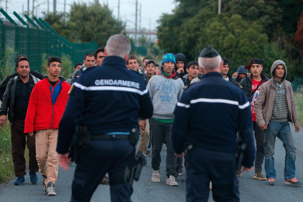 Ci sono 3mila disperati a Calais (le gabbie non fermano il mare)