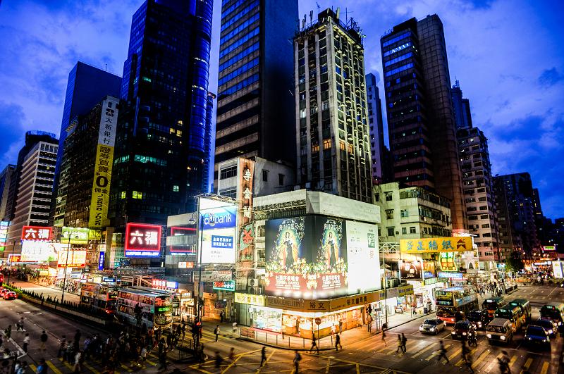 Intersection_of_Yee_Wo_Street_and_Hennessy_Road_at_night,_Causeway_Bay._Hong_Kong,_China,_East_Asia