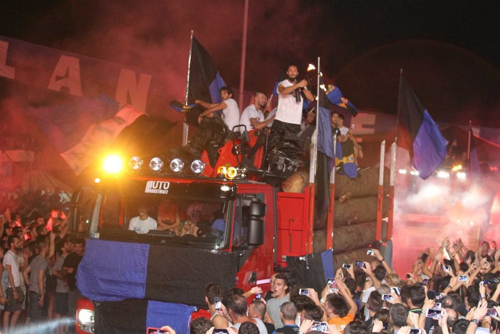 Festa della Dea, partenza col botto Su mietitrebbia e camion di tronchi