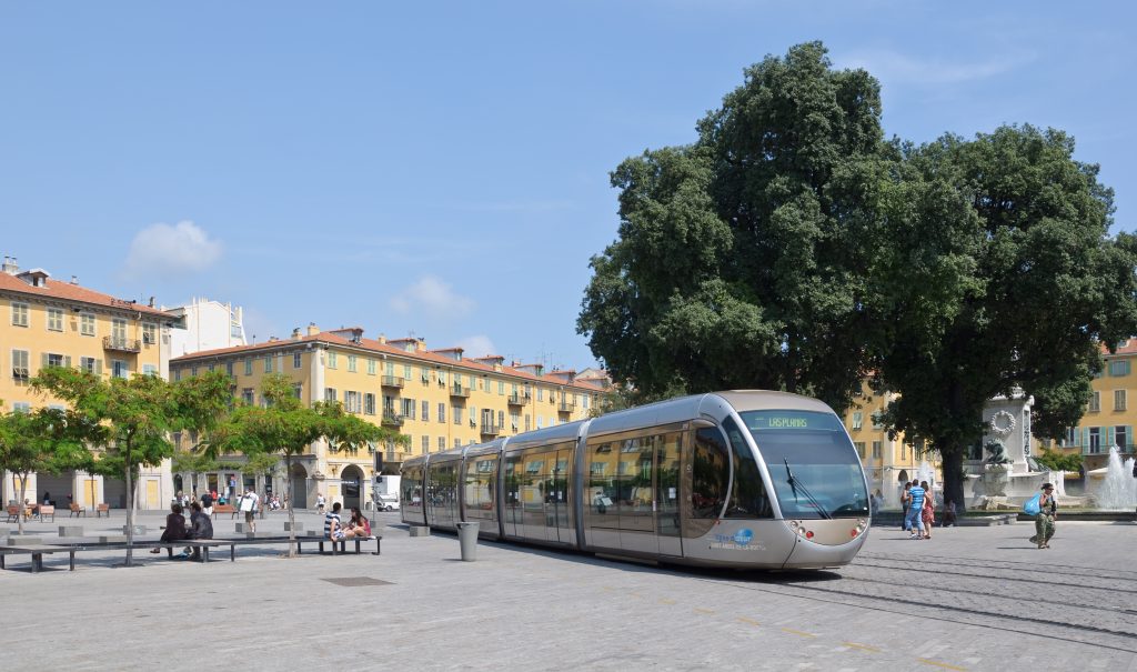 Tramway de Nice, ici sur la place Garibaldi (Nice, Alpes-Maritimes, France)