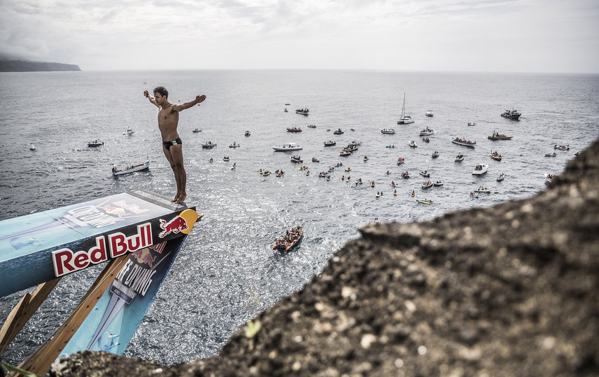 Tuffarsi da scogli alti 27 metri È l’incredibile Red Bull Cliff Diving