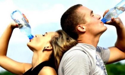 Bere acqua mentre si fa sport? Gli esperti: sì, ma senza affogare