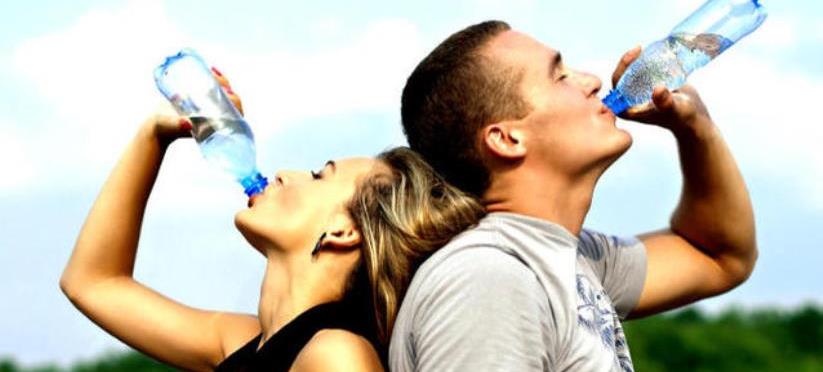 Bere acqua mentre si fa sport? Gli esperti: sì, ma senza affogare