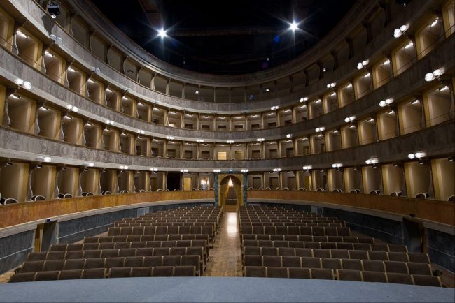 Quando il teatro illumina: lo spettacolo “Energia. Una storia umana” al Sociale di Città Alta