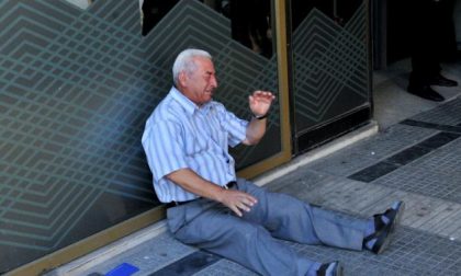 Il pensionato greco in lacrime e l'australiano che lo aiuterà