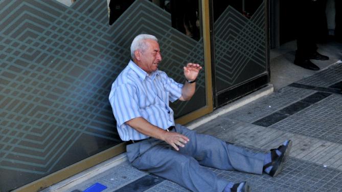 Il pensionato greco in lacrime e l’australiano che lo aiuterà