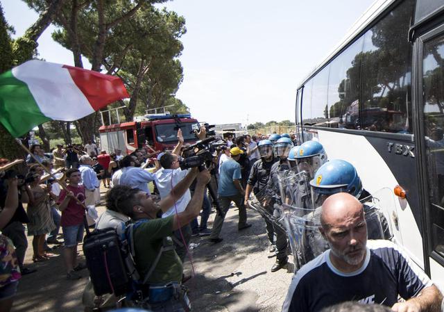 Le proteste di Roma e Treviso contro l’arrivo di altri profughi