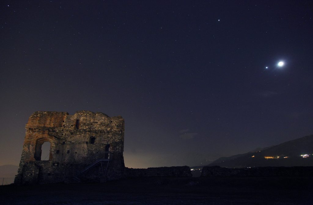 moon-venus-and-jupiiter-conjunction-over-the-avigliana-castle_feb-25-2012