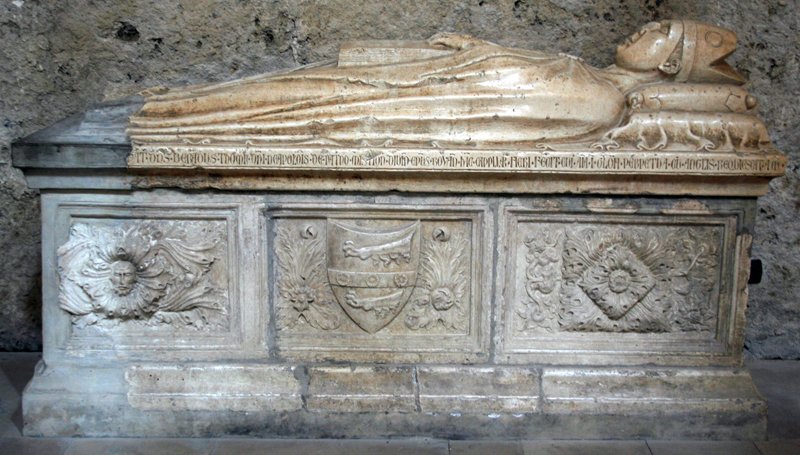 sarcofago_vescovo_di_Boiano_abbazia_San_Clemente1