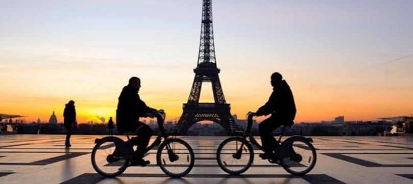 Voltare a destra col rosso si può A Parigi le bici sono più avanti