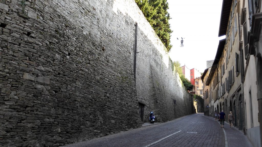 Via San Lorenzo e piazza Mercato del Fieno inserite nella Ztl interna di Città Alta