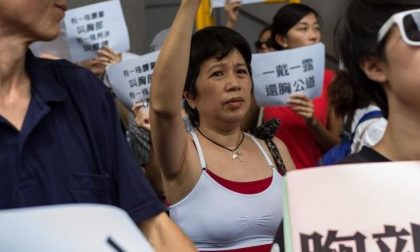 La "marcia dei seni" a Hong Kong