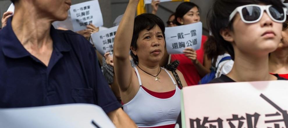 La “marcia dei seni” a Hong Kong