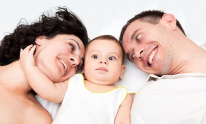 10 ragioni per cui avere un figlio migliora davvero la vita di coppia