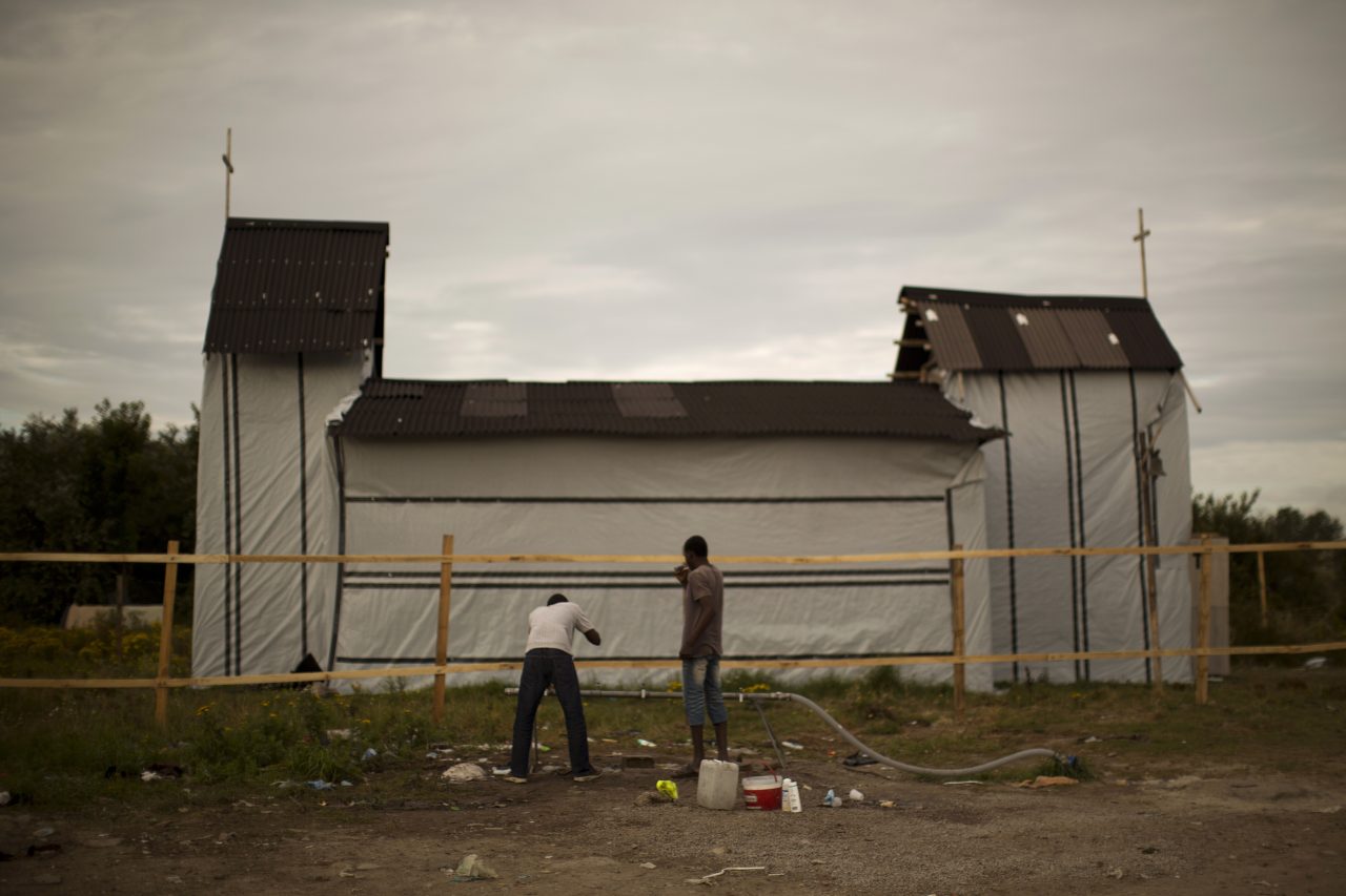 Spunta una chiesa in teli e lamiera tra i profughi accampati a Calais