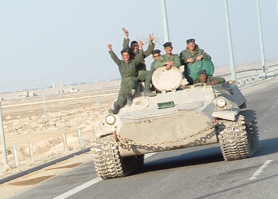Iraqi_military_men_riding_on_tank